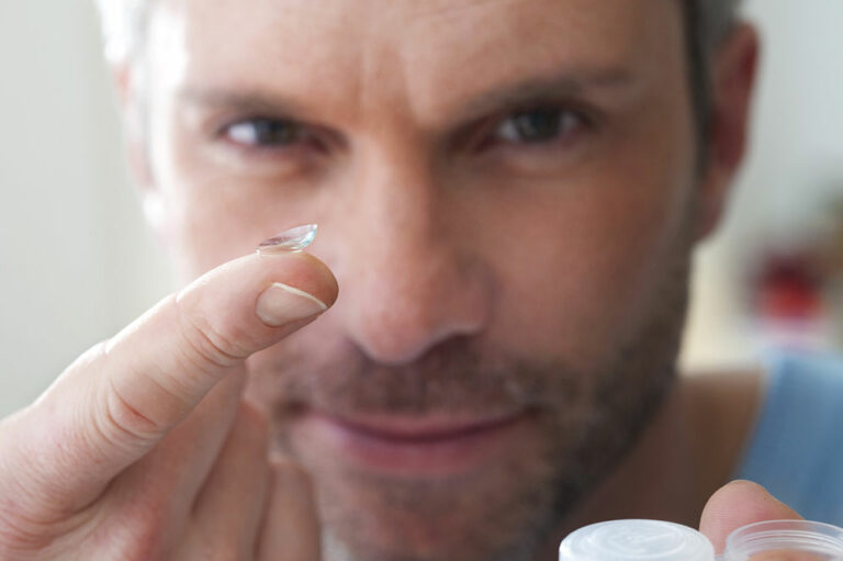 4 Ways to Maintain Eye Health While Wearing Contact Lenses